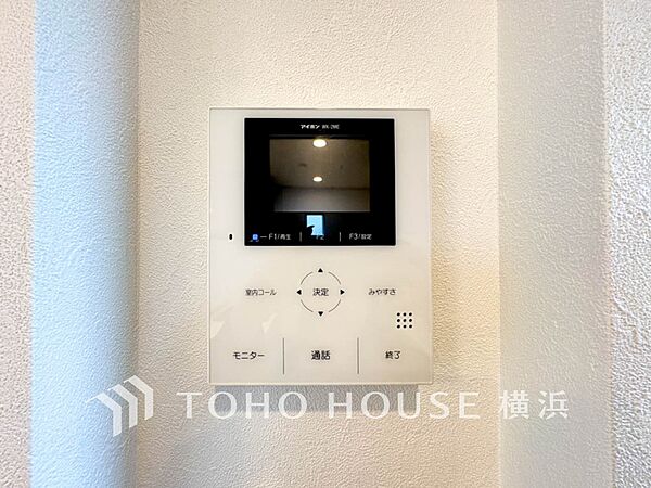 誰が来てもわかる様にモニター付きインターホンを設置。快適と安らぎを合わせた優しい設計。
