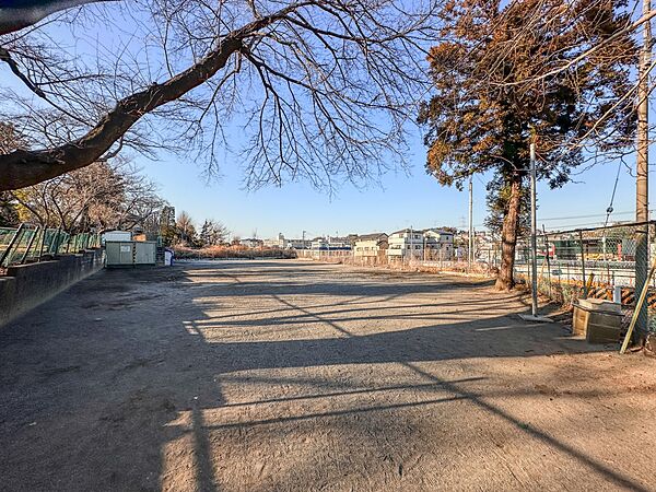 福泉寺少年広場　350m　気持ちの良い木陰でのんびり過ごせる公園です。