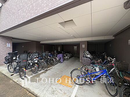 屋内式の駐輪スペースは、雨風から大事な愛車を守ってくれます。