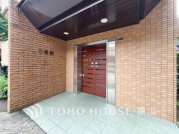 お客様をお迎えする玄関は落ち着いた雰囲気です。