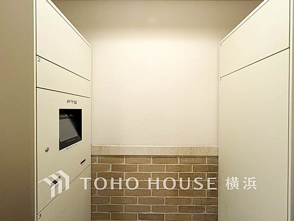 留守がちなご家庭でも安心して荷物が受け取れる、便利な宅配ボックスを完備。