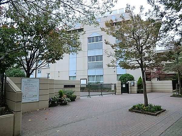横浜市立茅ケ崎東小学校　450m　徒歩7分。小学校が近いのは子育てファミリーにもおすすめのポイントです。
