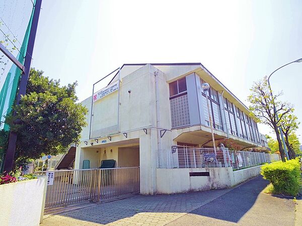 横浜市立茅ケ崎中学校　450m　徒歩6分。部活などで帰りが遅くなっても安心の距離です。