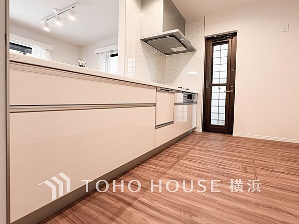 明るい自然光が入るキッチン。家族そろってキッチンに立っても調理がしやすく余裕の広さ。