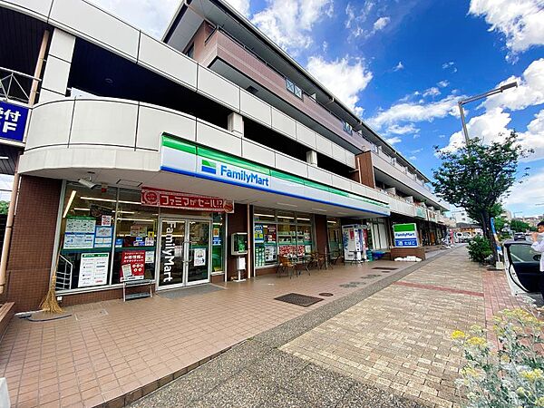 ファミリーマートこどもの国店　500m　24時間営業。近くにあるとちょっとした買い物にも便利ですね。