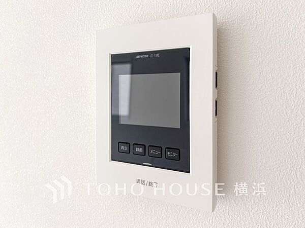 誰が来てもわかる様にモニター付きインターホンを設置。快適と安らぎを合わせた優しい設計。