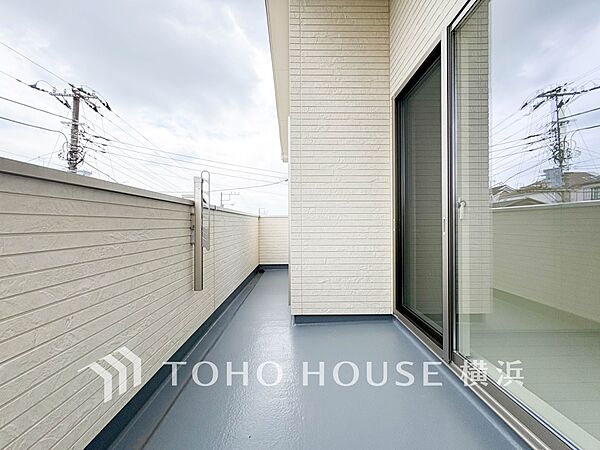 心地よい陽射しや暖かな風を楽しむことが出来るバルコニー。