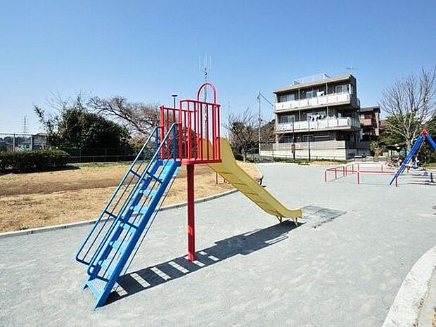杉田梅林ふれあい公園 210m 梅林小学校近くの高台にある広さ2700平方メートルの公園。初春は梅が秋にはコスモスが園内を彩ります。