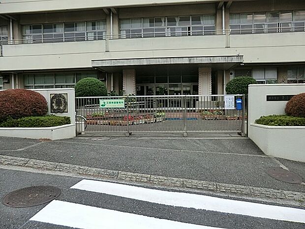 横浜市立東小学校 280m 徒歩4分。小学校が近いのは子育てファミリーにもおすすめのポイントです。