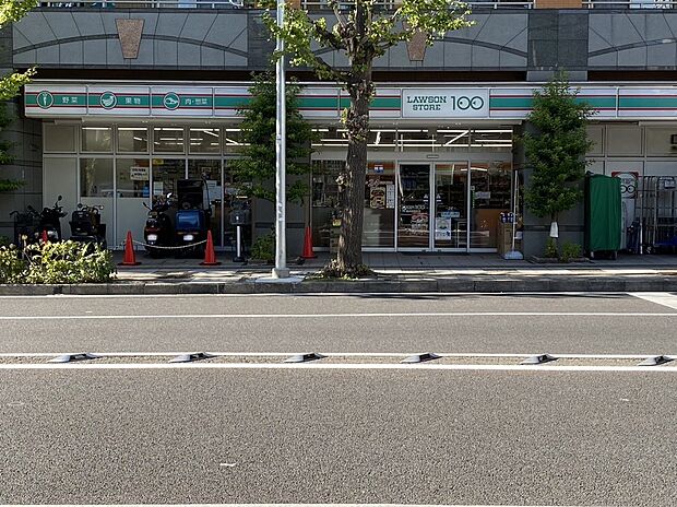 ローソンストア100横浜初音町店 170m ちょっとした買い物や支払い、ATMなど近くにあると何かと便利なコンビニエンスストア。