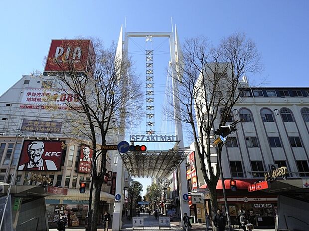 イセザキ・モール 800m 衣食住の全てが揃う商店街。古くからある店と新しい店が同居し補い合う、活気ある通りです。