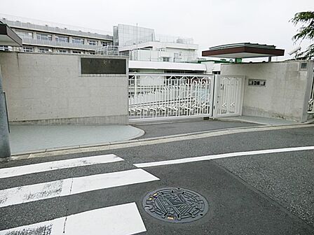 横浜学院幼稚園 200m 横浜女学院中学校・高等学校と同じキャンパス内。園庭は広いラバーコートで運動会も開催されます。