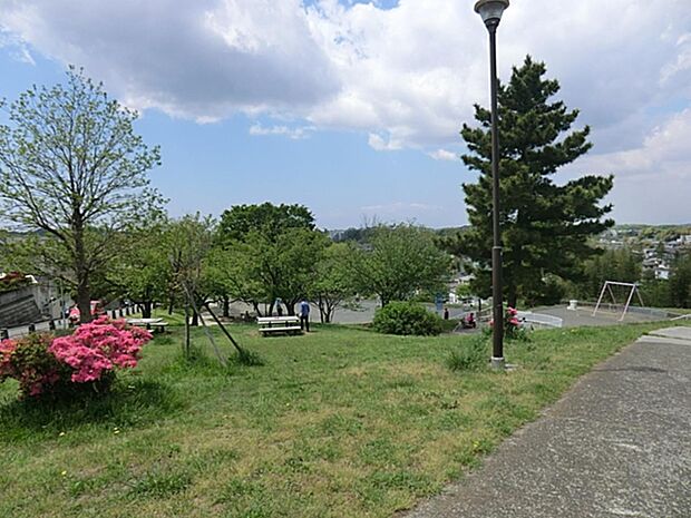 鍛冶ヶ谷南公園　160m　お天気が良いと富士山も見えます。遊具も豊富で、子どもたちが大好きな長いローラーすべり台もあります。 