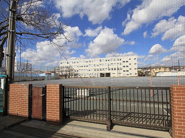 横浜市立葛野小学校 900m 徒歩12分。小学校が近いのは子育てファミリーにもおすすめのポイント。