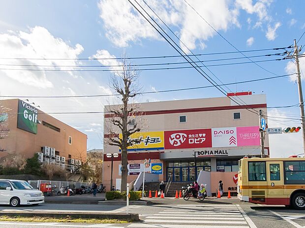 ロピア港南台店　650m　毎日の食卓を飾る食料品を買い求めやすい価格でお買い物ができます。 