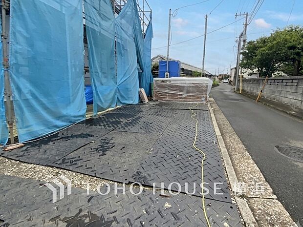 十分な広さのカースペースは、お車3台分の広さがあります。(2026年7月撮影)