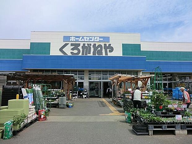 DCM大和深見店　1700m　修理に必要な日用品など買い物のし易いお店と地域密着のホームセンター。 