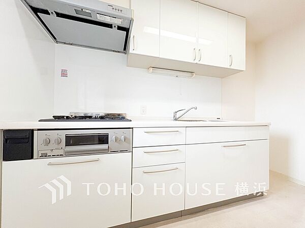 お手入れのしやすいすっきりしたシステムキッチンを採用。