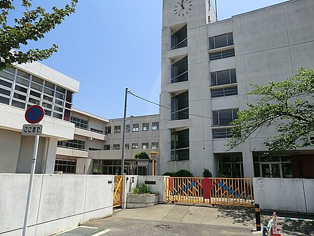 鎌倉市立大船小学校　750m　徒歩10分。小学校が近いのは子育てファミリーにもおすすめのポイントです。 