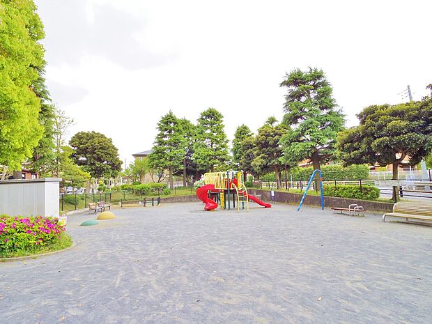 八幡山公園　1100m　色鮮やかな大型複合遊具と隣接する八幡神社で、子ども連れのお散歩や地域住民の憩いの場です。 