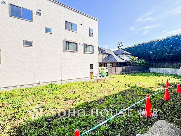 暖かな陽光と爽やかな風がハーモニーを奏でる上質な空間を愉しむ暮らし。（2026年7月撮影）