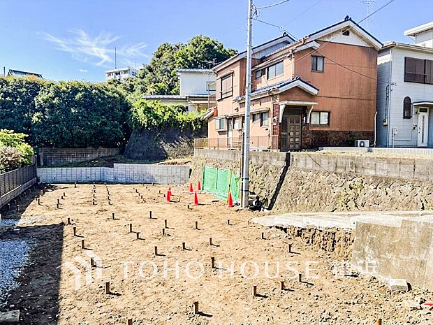 美しい街並みと穏やかな住環境でやすらぎの暮らしを叶えます。（2026年7月撮影）