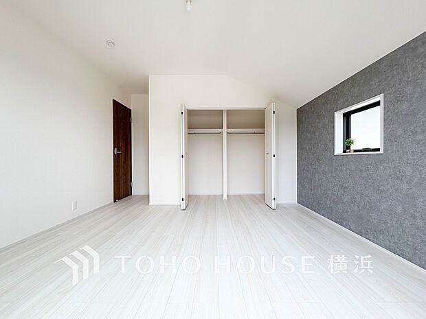一日の疲れをいやしてくれる寝室。時を忘れて過ごす場所として過ごせるお部屋。