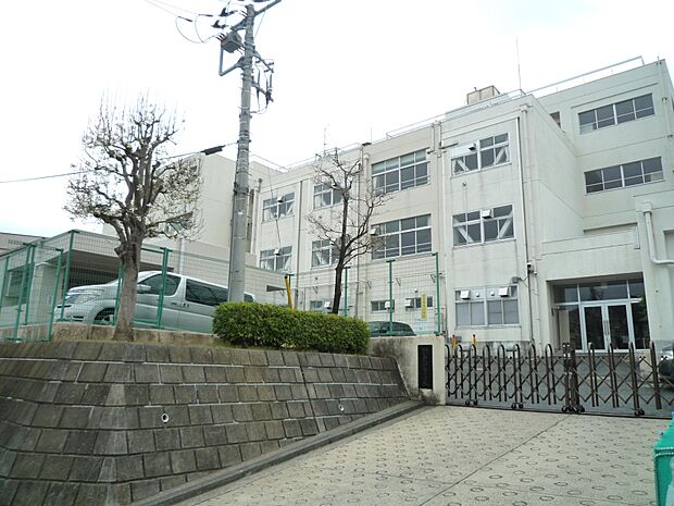 横浜市立みたけ台小学校 400m 徒歩5分。小学校が近いのは子育てファミリーにもおすすめのポイント。