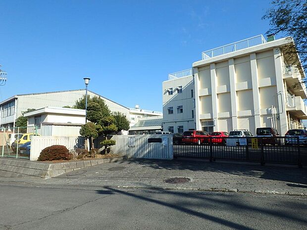 横浜市立みたけ台中学校 550m 徒歩7分。部活などで帰りが遅くなっても安心の距離です。