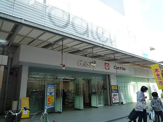 ダイエー十日市場店 1800m 食料品から衣料品・日用品まで幅広く扱うスーパー。3階には100円ショップもありますので何かと便利です。