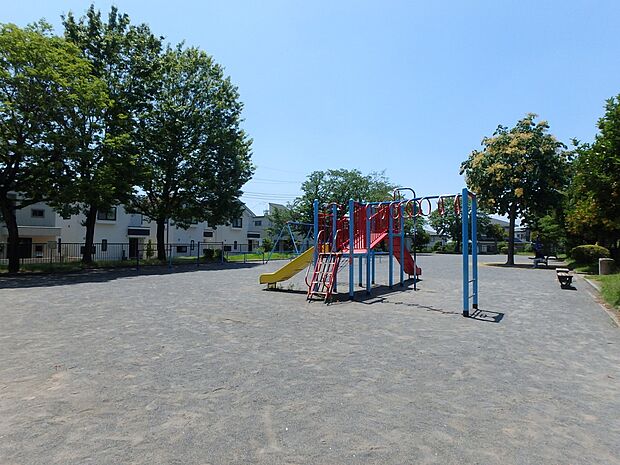 北八朔第二公園 400m 思いっきり走り回れる広さがある公園。徒歩約5分の距離は毎日のお子様の遊び場におススメです。