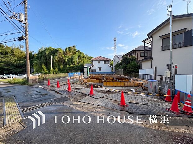 良質な環境に暮らす永住の邸がここに誕生します。(2026年7月撮影)