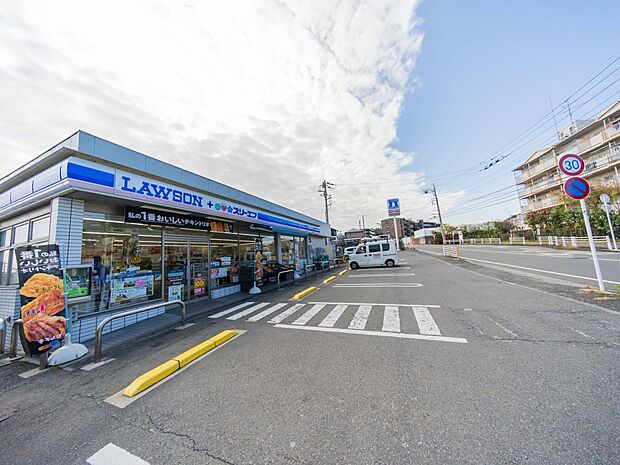 ローソン・スリーエフ 緑区北八朔町店 550m ちょっとしたお買い物や支払い、宅急便の発送などに便利なコンビニエンスストア。近くにあると助かります。