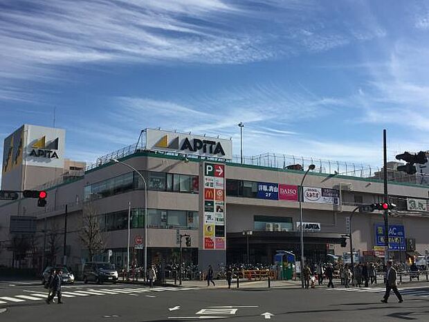 アピタ戸塚店 2700m スーパー、100円ショップやドラッグストア、美容室、ペットショップなどが入る商業施設。