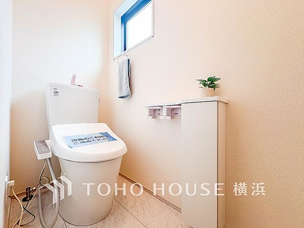 換気と明るさに配慮した、清潔感溢れるトイレ。落ち着いた空間で安らぎのひとときをお過ごしいただけます。