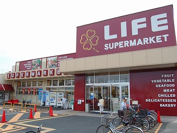 ライフ川崎京町店 500m 午前9時から夜22時まで営業のスーパー。毎日の食卓を彩る食料品から日用品まで取り揃えています。