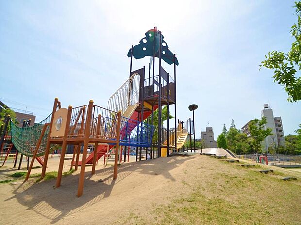 小田公園 100m 軟式野球場、大型滑り台や砂場や遊具などがあります。夏に賑わうじゃぶじゃぶ池にはミニスライダーも。