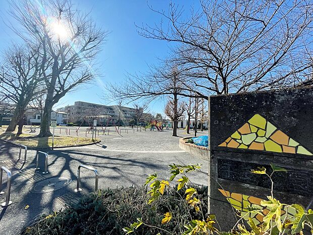 平安公園 350m 閑静な住宅街の一角の広い敷地にある、子供たちのにぎやかな声が聞こえる公園。屋外プールも併設。
