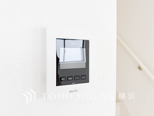 誰が来てもわかる様にモニター付きインターホンを設置。快適と安らぎを合わせた優しい設計。 