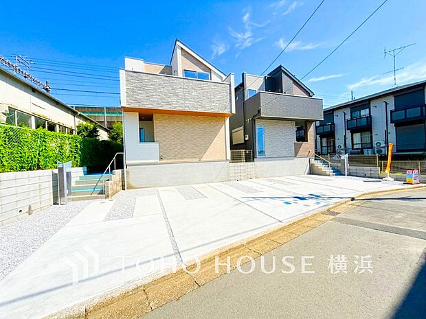 爽やかな青空の下に贅沢なほどに降り注ぐ陽光、豊かな居住性と、クオリティが見事に調和した住空間。