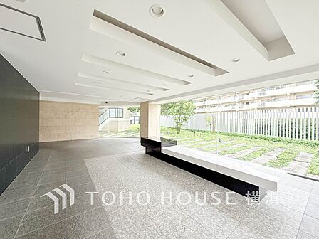 美しいエントランスは、優美な佇まいで、住むことに誇りを持てる空間です。