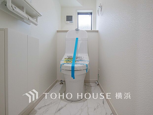 換気と明るさに配慮した、清潔感溢れるトイレ。落ち着いた空間で安らぎのひとときをお過ごしいただけます。