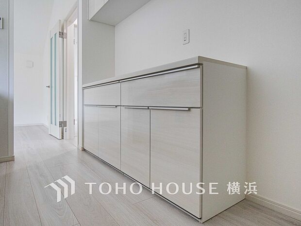 電子レンジや炊飯器などの家電が収納できます。