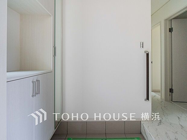 上質感漂う玄関と廊下。居住者の帰り、訪れる方を優しく迎えてくれます。