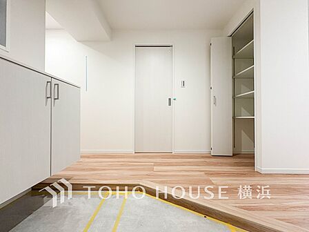上質感漂う玄関と廊下。居住者の帰り、訪れる方を優しく迎えてくれます。