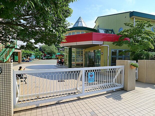 認定こども園いづみ幼稚園　750m　「いずみ中央」駅から徒歩3分の距離にある幼稚園。未就園児を対象にしたプレルームも行われています。 