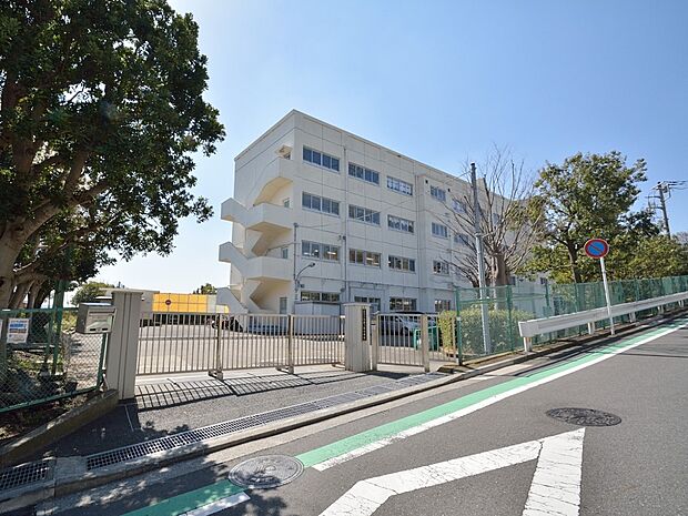 横浜市立小菅ケ谷小学校　350m　徒歩5分。小学校が近いのは子育てファミリーにもおすすめのポイント。 