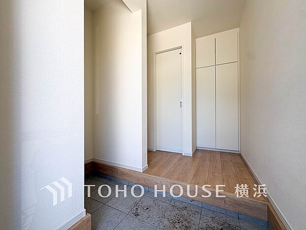 上質感漂う玄関と廊下。居住者の帰り、訪れる方を優しく迎えてくれます。