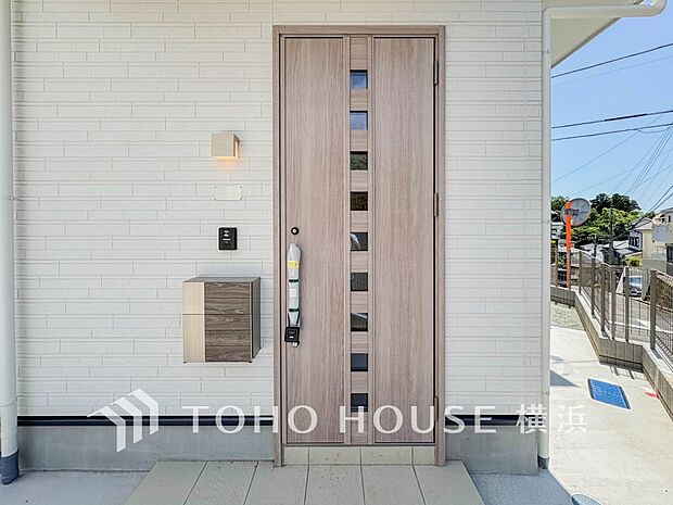 お住まいの顔となる玄関。住まう方のプライドを満たすクオリティを備えています。 