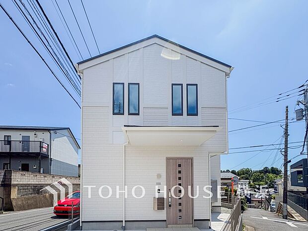 爽やかな青空の下に贅沢なほどに降り注ぐ陽光、豊かな居住性と、クオリティが見事に調和した住空間。